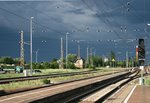 Dunkle Wolken am 30.05.2016 ber den Bahnanlagen von Finsterwalde