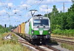 193 812 der SETG fährt mit einem Containerzug durch Gommern in Richtung Dessau.