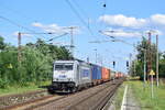386 023 fährt mit einem Containerzug durch Güterglück in Richtung Magdeburg.