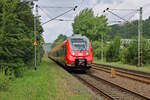 DB 442 301 rollt entlag der Graslandebahn von Etzbach als RE9 in Richtung Siegen.