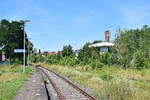 Blick über den Bahnsteig und aufs ehemalige Stellwerk in Roßleben.