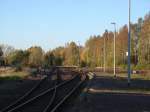 Hier die Gleisseite in Richtung Brand-Erbisdorf, die Zge der FEG halten auf der anderen Seite, 21.10.08