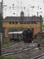Dampflokomotive 41 018 (Dampflok-Gesellschaft München e.V.) fährt mit einem Dampfzug in den Bahnhof Neusstadt/W., im Hintergrund das bekannte Reiterstellwerk.