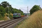 ELL 193 203 ist für TX Logistik unterwegs zwischen Ansbach und Würzburg und erreicht hier mit ihrem KV-Zug den Bahnhof Oberdachstetten.