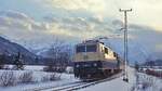 An einem Nachmittag Anfang Januar 1980 ist 111 084-0 mit einem Eilzug nach München zwischen Farchant und Oberau unterwegs