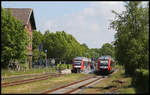 Alle zwei Stunden gibt es planmäßig eine Zugkreuzung im Bahnhof Hohenwestedt, wenn auch der VT nach Büsum auf der Strecke ist.