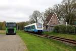 VT 113 der Bentheimer Eisenbahn passiert hier am 11.4.2024 um 12.42 Uhr den früheren Bahnhof Hestrup auf der Fahrt nach Bad Bentheim.