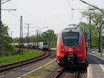 186 429 von Railpool und vermietet an CTL Logistics GmbH fährt im Gegenlicht im Bahnhof Elsterwerda-Biehla an 442 650 als leerer Zug in der Verbindungskurve vorbei.