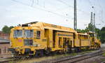 DB Bahnbau Gruppe mit einer Plasser & Theurer Universalstopfmaschine Unimat 09-16/4S (USM 351) Name:  Lotte  (D-DB 99 80 9124 025-4) und der P&T SSP 110 SW Schotterprofiliermaschine (SSP 402) (D-DB 99
