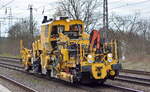DB Bahnbau Gruppe GmbH, Berlin mit der Gleisschotterplaniermaschine vom Typ P&T USP 2000 SWS-2 ( 99 80 9425 056-5 D-DB ) interne Bezeichnung  SSP 333  am 29.03.23 Durchfahrt Bahnhof Saarmund.