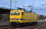 DB Bahnbau Gruppe GmbH, Berlin mit ihrer  143 352-3  (NVR:  91 80 6143 352-3 D-DB )am 01.02.24 Durchfahrt Bahnhof Schönefeld bei Berlin.