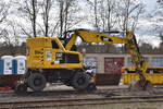 Zweiwegebagger Typ CAT M323F der DB Bahnbau Gruppe GmbH  504  (D-DB/9980 9902 623-4) abgestellt am 21.02.24 Bahnhof Rathenow.