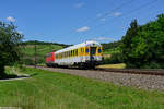 Am 24.06.2020 schiebt 111 110 bei Himmelstadt DB 99-92 014 (DB Systemtechnik München) in Richtung Süden.