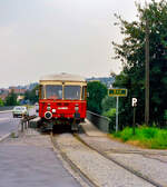 Hier überquert ein Schienenbus der Vaihinger Stadtbahn die Enz bei Enzweihingen.