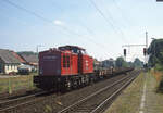 V100 120 der LWB war im Bauzugdienst im Einsatz und überführte einige Flachwagen von Rheine nach Bad Bentheim, hier bei der Durchfahrt in Schüttorf, 25.06.2001, 11.21u.