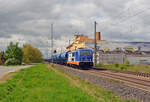 187 317 der Raildox schleppte am 16.04.24 einen Schwenkdachwagenzug vorbei am Claas-Standort Landsberg Richtung Bitterfeld.