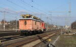 Als DGV 93942 zog die Railsystems RP 363 170-2 am 28.02.2023 in Neudietendorf den Fahrleitungsmontagewagen Nr.