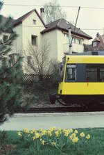 Die Stuttgarter Zahnradbahn erlebt mit ihren neuen ZT4 den Frühling 1984! Der Wagen fährt in Richtung Stadt.