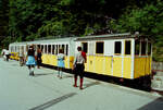 Fahrgäste und ein Zug der Wendelsteinbahn mit Zahnradlok Nr.3 vor der Bergfahrt auf den Wendelstein, Talbahnhof Brannenburg-Waching.