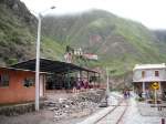 Der Bahnhof von Sibambe, Ecuador (rechts im Bild) mit einem Tanzpavillon (links) und dem Fue der Teufelsnase (linker Berg) am 13.02.2011.