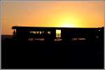 Kurz vor Erreichen des Ziels bildet der Sonnenuntergang über der Hauptstadt Asmara eine goldene Kulisse.