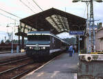Die CC6544, eine  Maurienne , ist mit dem Express Corail 4806 von Bayonne nach Toulouse im Bahnhof Montrejeau-Gourdan-Polignan angekommen.