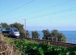 Vor der Kulisse des Mittelmeeres fhrt ein TGV in Osten von Cannes Richtung Hauptbahnhof.