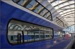 Zweimal TGV unter Stahlbetonbögen -     Impression vom Gare Centrale in Reims.