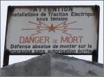 Todesgefahr! Wer auch mal etwas in die Hhe schaut, entdeckt auf den Enden der Bahnsteigdcher in Mulhouse diese Warntafeln.