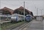 Bei all den Triebzügen ist es heute schon selten, gleich zwei E-Loks mit Reisezügen auf das selbe Bild zu bekommen: In Strassburg warten die SNCF BB 22282 mit ihrem TER nach Saverne und die