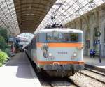 25669 mit Nahverkehrszug bereit zur Ausfahrt in Richtung Marseille gegen 12:00 Uhr im Bahnhof Nizza, 1. Juni 2002