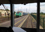 Blick durch den Führerstand des Train Rouge auf den durchfahrenden Güterzug Richtung Norden im Bahnhof Rivesaltes.