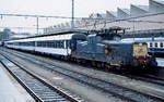 Mit einer Garnitur französischer Schnellzugwagen steht das vom harten Einsatz gekennzeichnete  Bügeleisen  13047 der SNCF vom Depot Thionville im Sommer 1988 abfahrbereit im Luxemburger