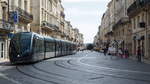 Kurz ausholen muss die Linie B der Tram Bordeaux auf der  Cours de l'Intendance  auf dem Weg nach  France Alouette .