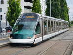 Straßenbahn Strasbourg Zug 1035 auf der Linie E nach Robertsau in der Station Etoile Polygone, 26.06.2020.