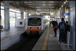 Ein Mehrsystem U-Bahn Zug fährt hier am 6.3.2020 in den Airport Bahnhof Athen ein.