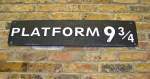 Zwischen den Gleisen 8 und 9 findet man im Bahnhof King's Cross nach langem Suchen und unter Anleitung eines freundlichen Bahn-Mitarbeiters dieses Kuriosum  la Harry Potter - der Durchgang in die