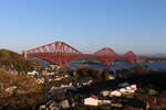 Mit 2523m länge überspannt die Forth Bridge der Mündungstrichter des Firth of Forth in Schottland.