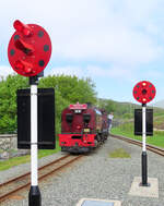 In Rhyd Ddu mit den speziellen Signalen fährt der Gegenzug von Caernarfon nach Porthmadog ein.
