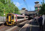Farbenfroh: Lokalzug der Gesellschaft 'Transport for Wales' fährt auf der unteren Ebene des zweistöckigen Bahnhofs Smethwick Galton Bridge aus.