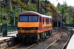 Am 21.05.2013 stand die Elok Class 90 039 der EWS in Edinburgh Waverley Station auf einem Hleis im Bahnhofsvorfeld.