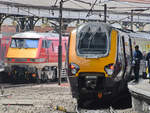 Der Triebzug 220012 und die Lokomotive 91118 Anfang Mai 2019 am Bahnhof in York.