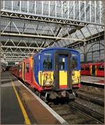 Der South West Trains 455 911 nach Woking steht in London Waterloo zur Abfahrt bereit.