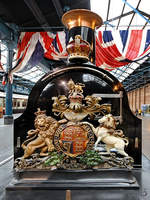 Das kunstvoll gestaltete Wappen des Vereinigten Königreichs an der Front von No.214  Gladstone .