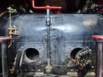 Blick in den beengten Führerstand einer Dampflokomotive der Bauart Fairlie.