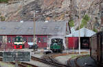 Das Depot der Ffestionig Railway und der Welsh Highland Railway ist vom Bahnhof Porthmadog aus über einen Damm per Auto, zu Fuss oder per Bahn erreichbar.