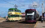 Alt trifft neu: doppelstöckiges Tram der Heritage-Linie und modernes Flexity-Tram in der Haltestelle North Pier.