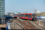 Station West India Quay mit Zügen der DLR vom Perron der Station Canary Wharf aus gesehen am 20.