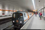 Ein Zug in Sonderbemalung für das 120-jährige Jubiläum der Glasgow Subway erreicht am 27.