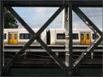 Im Fachwerk -    Ein Class 376-Triebzug der South Eastern auf der Hungerford Bridge beim Bahnhof Charing Cross in London.